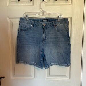 NWT. d. jeans. Size 14. Mom Shorts.